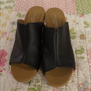 Rockport Women's Black and Tan Mules